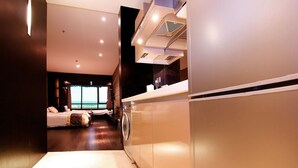 Room, 1 King Bed, Ocean View | Private kitchenette - Qingdao Tujia Sweetome Vacation Rentals (Nalu Bay) (Qingdao)