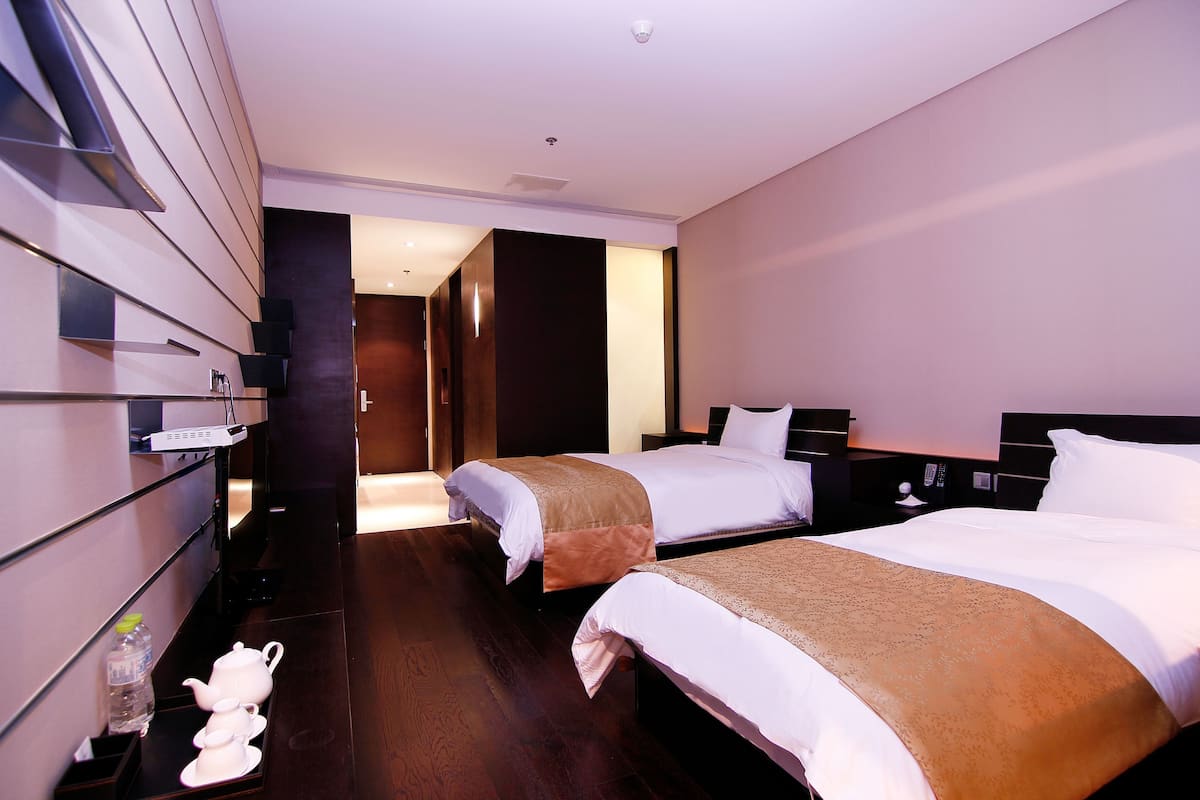 Camera, 2 letti singoli, vista città | 1 camera, biancheria da letto di alta qualità, copriletto in piuma