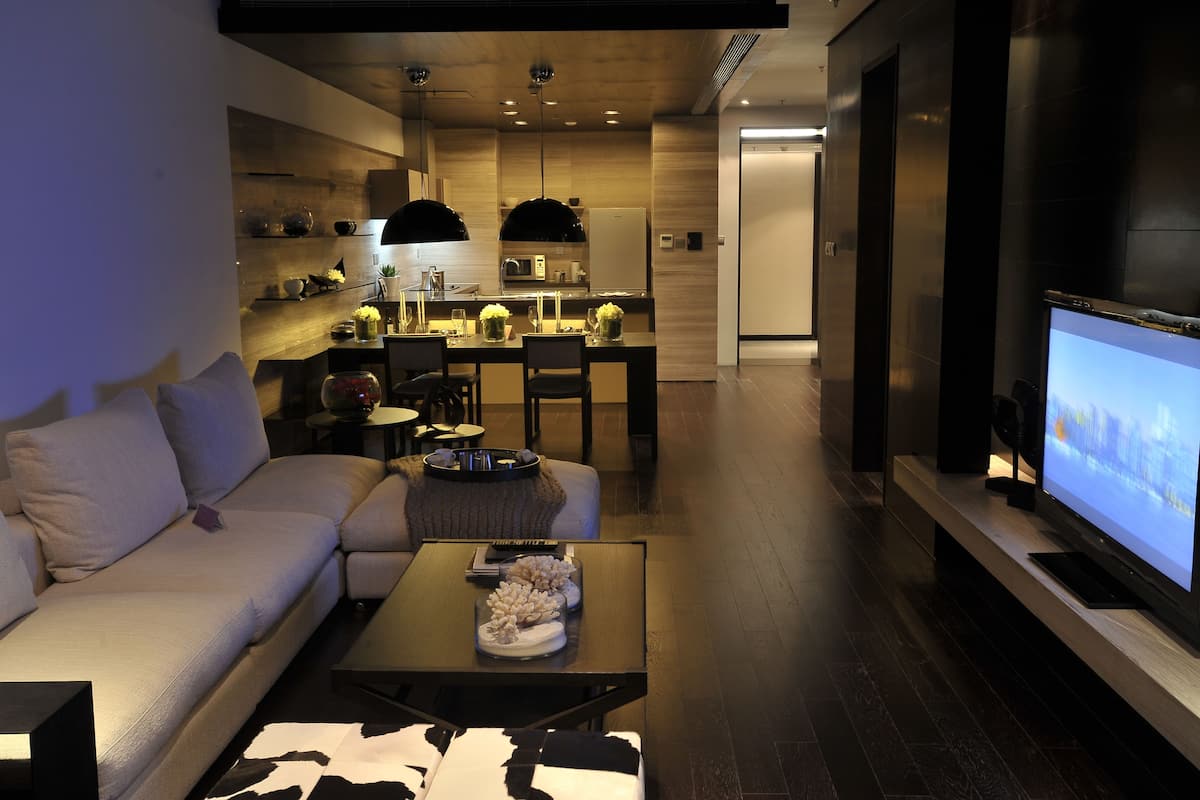 Suite Executive, 1 letto king | Soggiorno | TV LCD 32 pollici con canali via cavo, TV
