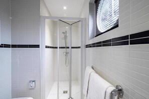 Shower, hair dryer, towels - Comfort Hotel Champigny Sur Marne (Champigny-sur-Marne)