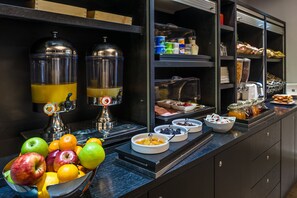 每日供應自助早餐 (每人 EUR9)