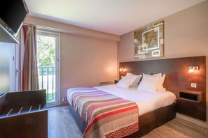 Desk, blackout drapes, iron/ironing board, free cribs/infant beds