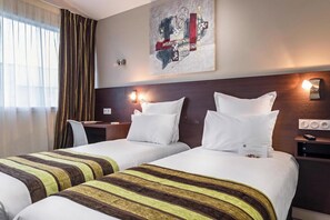 書桌、遮光窗簾/窗簾、熨斗/熨衫板、免費嬰兒床