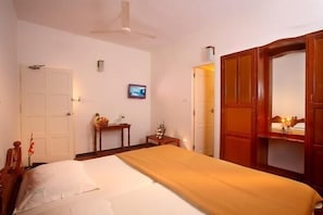 Phòng Deluxe, 1 giường đôi | Bàn