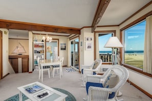 Living area - Little Creek Cove Beachfront Resort (Newport)