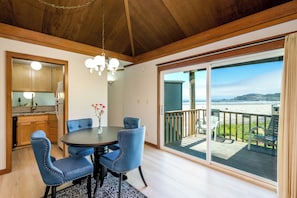 Condo, 1 quarto, para não fumantes (Upstairs, No Pets Allowed) | Área de estar | TV LED 32 polegadas com canais a cabo, TV, lareira