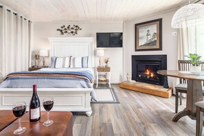 Studio Pet Friendly | Wohnbereich | 65-Zoll-LED-Fernseher mit Kabelempfang, Fernseher, Kamin