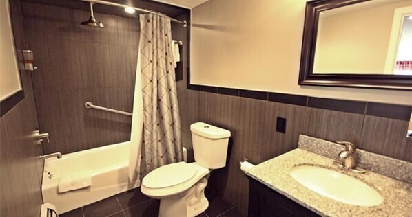 Un baño moderno con bañera, inodoro y lavamanos.