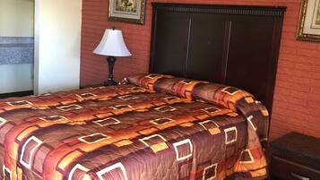 Habitación estándar, 1 cama de matrimonio, no fumadores | Escritorio, tabla de planchar con plancha, wifi gratis y ropa de cama