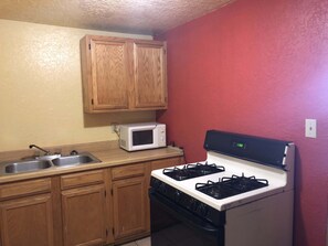 Standard Room, Smoking, Kitchenette | Private kitchenette | Full-size fridge, microwave - Economy Inn (Farmington)