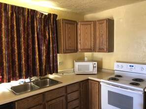 Habitación estándar, para fumadores, cocineta | Cocineta privada | Refrigerador con congelador y microondas 