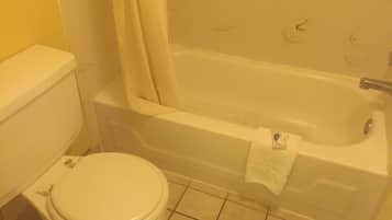 Ensemble douche/baignoire, serviettes fournies, savon, shampoing