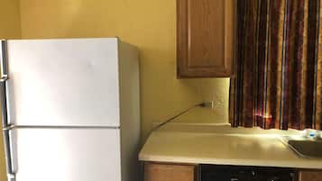 Standard Room, Smoking, Kitchenette | Private kitchen | Full-size fridge, microwave