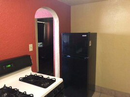 Standard Room, Smoking, Kitchenette | Room amenity