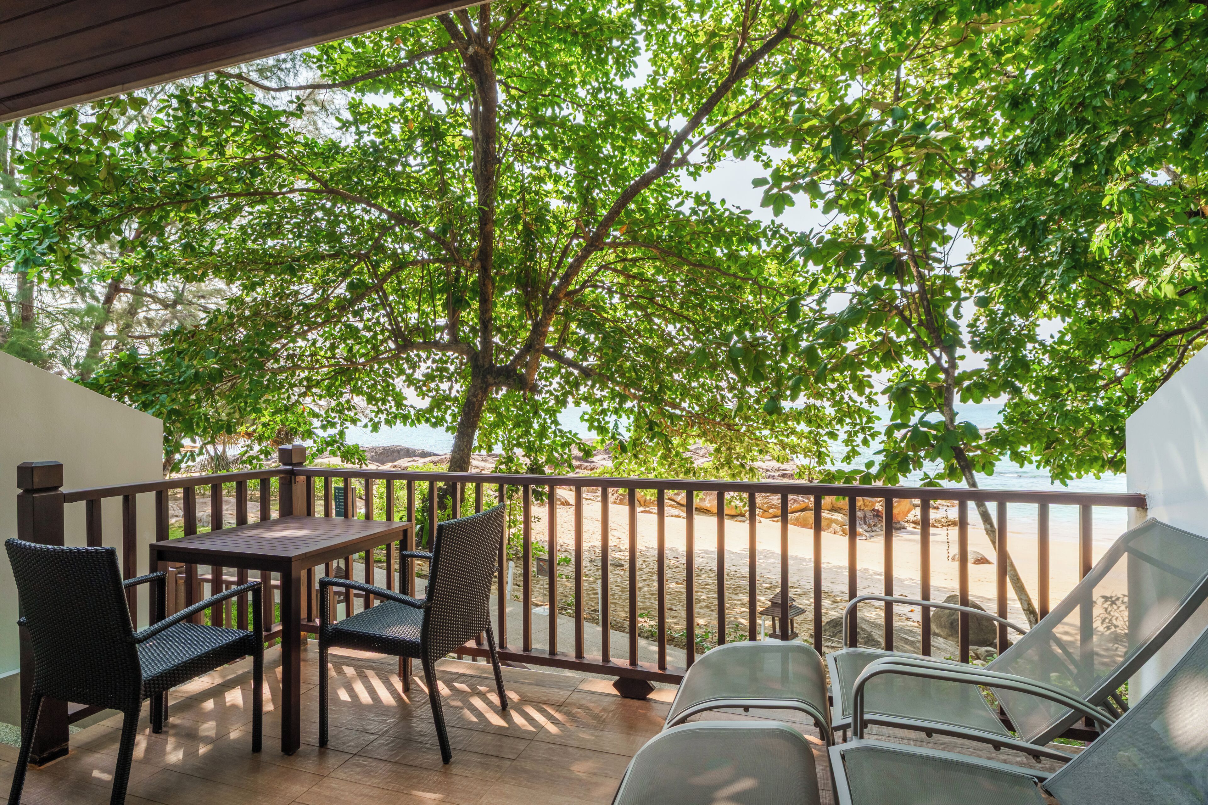 Deluxe Bungalow Beachfront - Mountain Wing | Allergivenligt sengetøj, pengeskab på værelset, individuel indretning