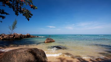 Di pantai, handuk pantai, pijat di pantai, dan bar pantai