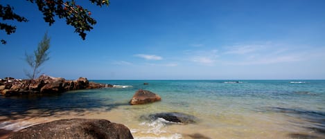 Plage, serviettes de plage, massages sur la plage, bar de plage