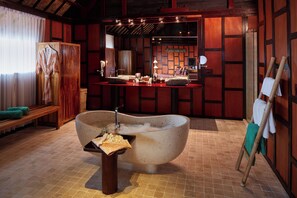 Sunset Pool Villa | Baño | Amenidades de baño de diseñador, secadora de cabello, batas, pantuflas 