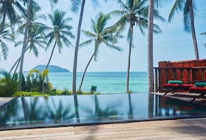 Minibar, in-room safe, individually decorated, individually furnished - Kupu Kupu Phangan Beach Villas & Spa (Ko Pha-ngan)