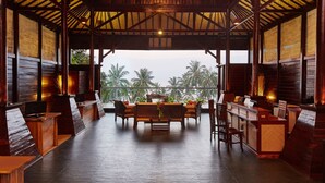A spacious reception area with a high ceiling, wooden beams, and a central chandelier. - Kupu Kupu Phangan Beach Villas & Spa (Ko Pha-ngan)