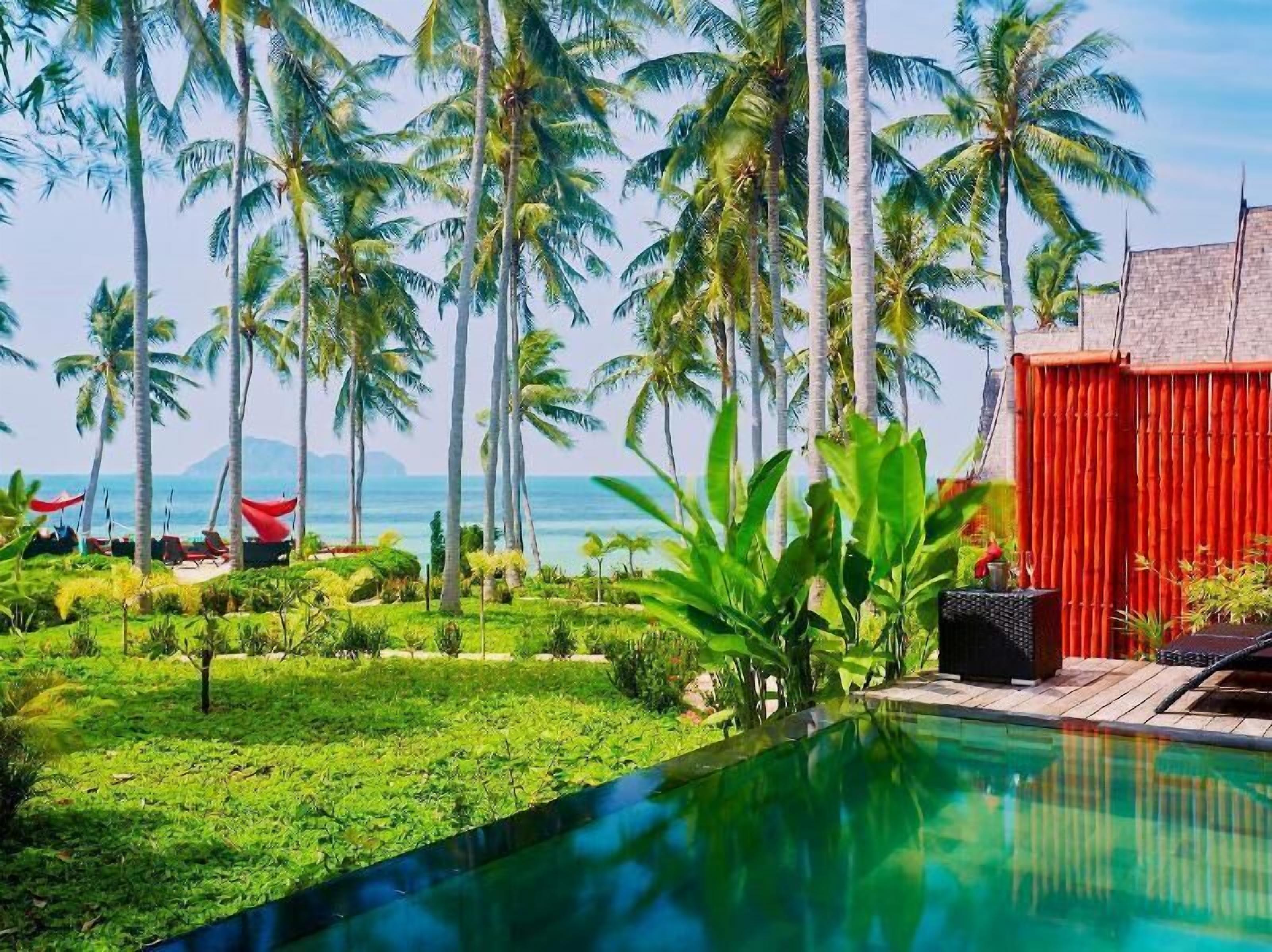 Piscina | Piscina all'aperto, ombrelloni da piscina, lettini