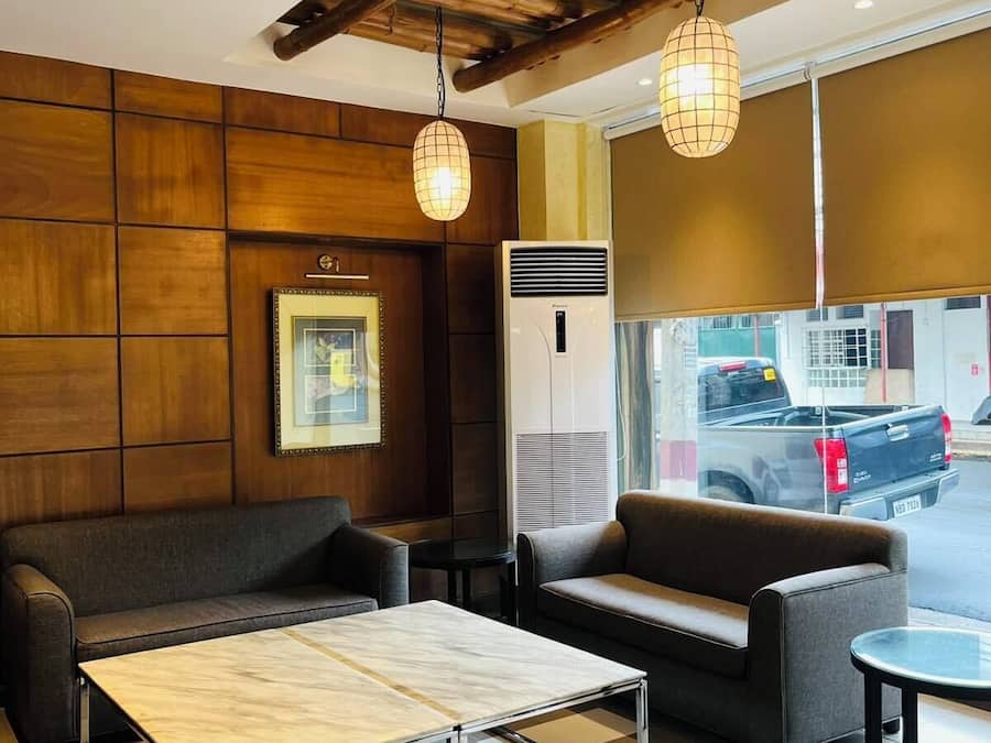 Una televisión de pantalla plana