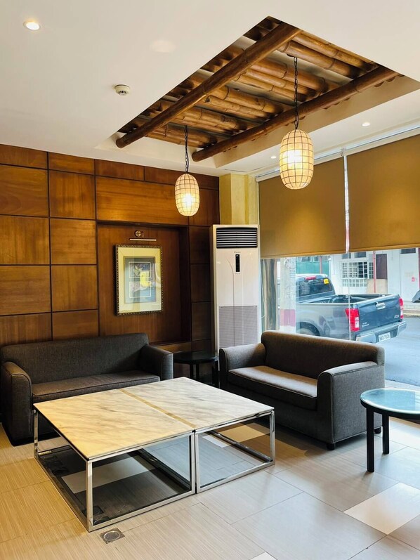 تلفزيون بشاشة مسطحة