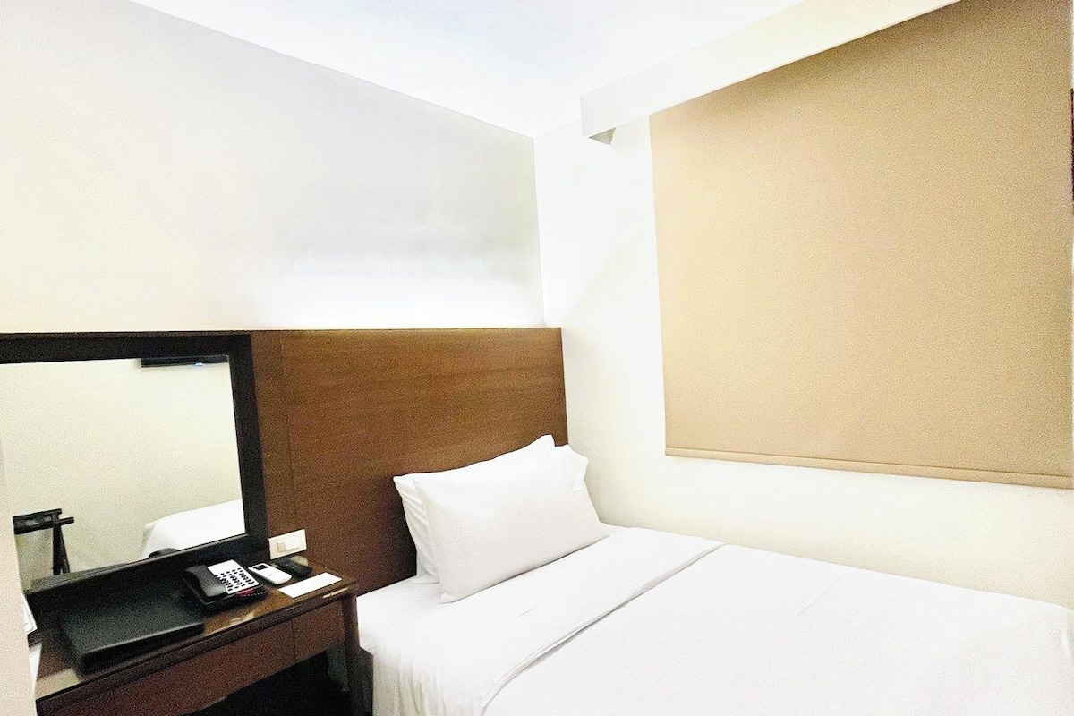 客房内保险箱、笔记本电脑工作区、免费 WiFi、床单