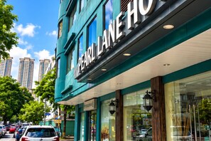A building with a sign reading 'PEARL LANE HOUSE' and a modern architectural design. - Pearl Lane Hotel (Manila)
