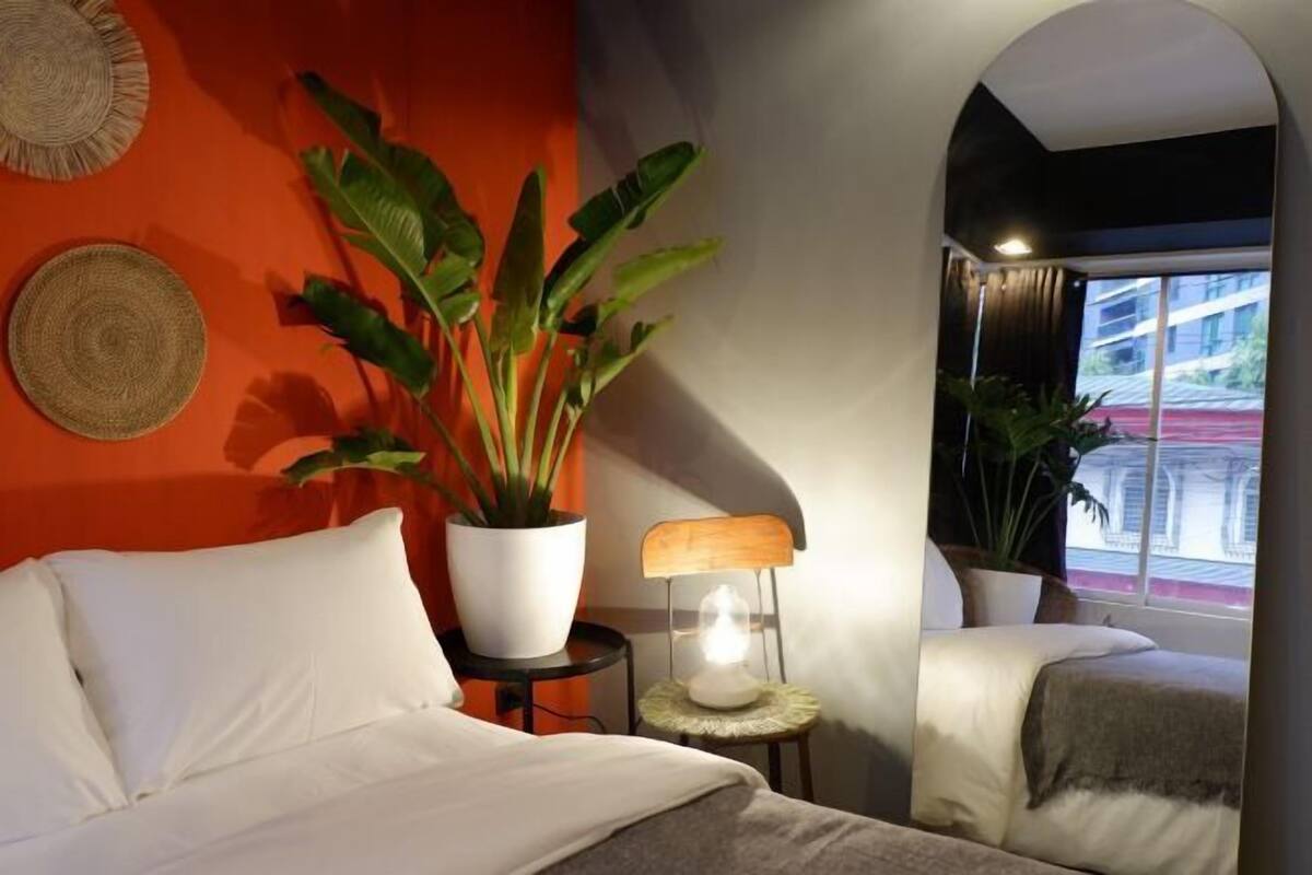 Minibar, in-room safe, WiFi (free)
