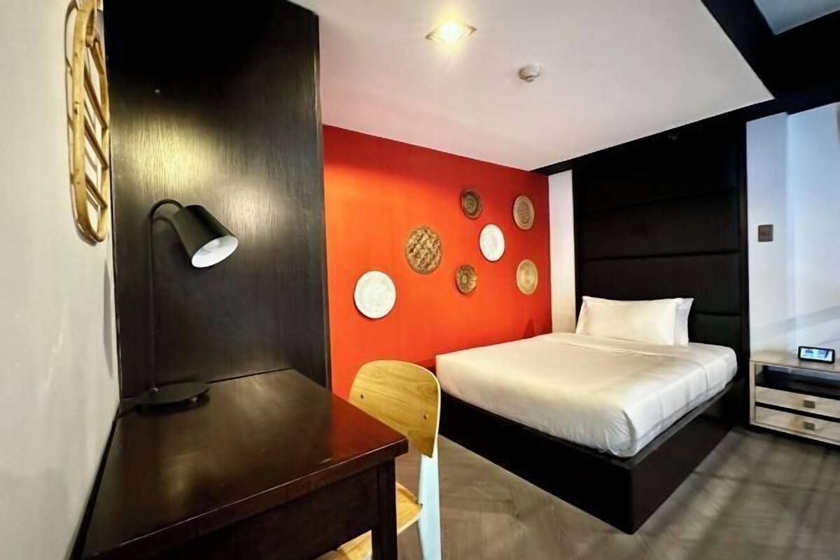 Minibar, in-room safe, WiFi (free)