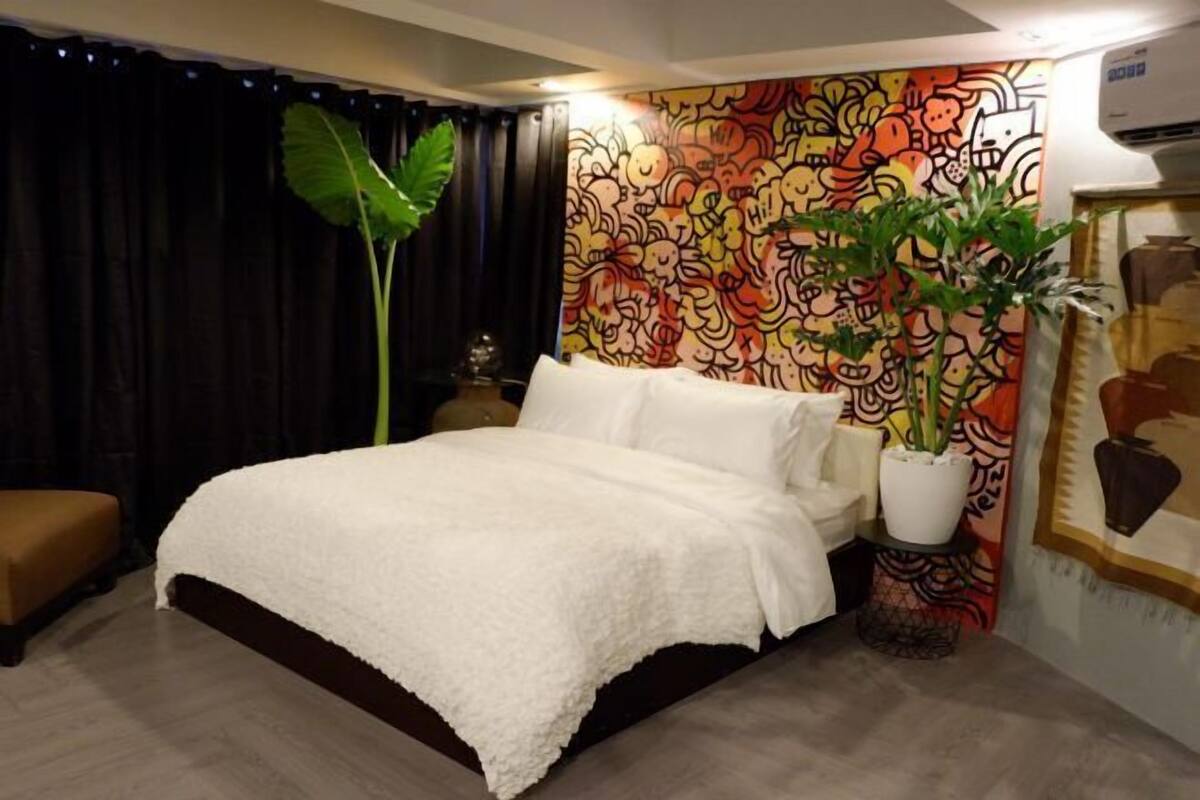 Minibar, in-room safe, WiFi (free)