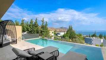 Gea Adult-Only Suites with Private Pool & Sea View | Alberca | Alberca techada, 3 albercas al aire libre y sombrillas en la alberca