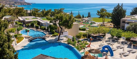 Innenpool, 3 Außenpools, Sonnenschirme, Liegestühle