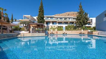 Indoor pool, 3 outdoor pools, pool umbrellas, pool loungers