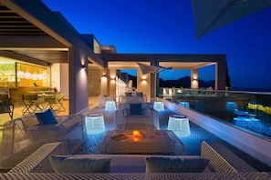 3 bars/lounges, cocktail bar