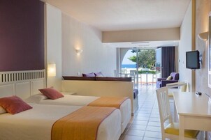 Habitación familiar, vistas al mar | Caja fuerte, escritorio, cortinas opacas y tabla de planchar con plancha
