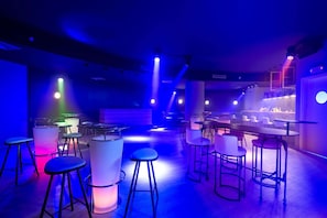 3 bars/lounges, cocktail bar