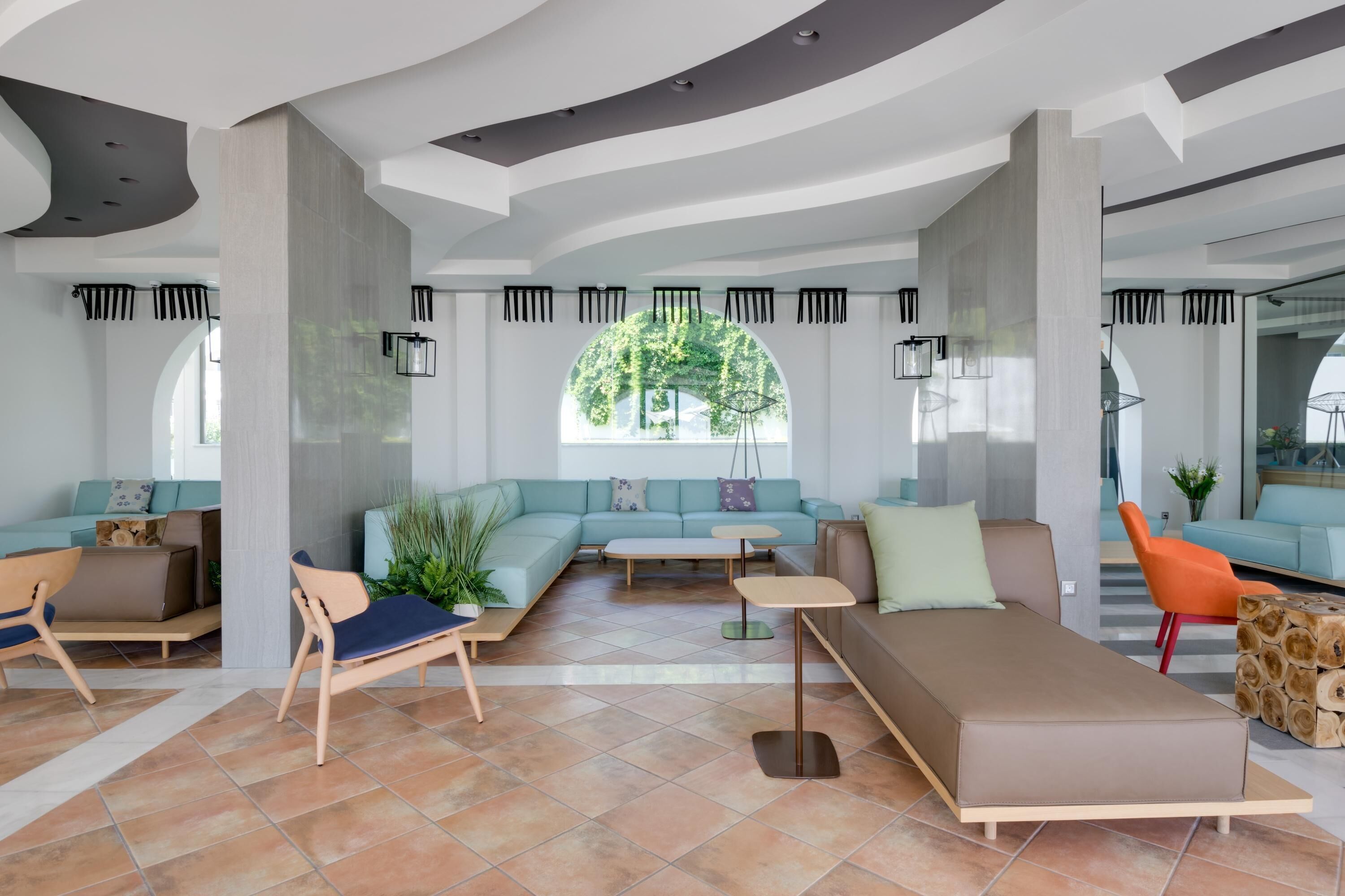 Un amplio espacio de estar con un sofá modular, una mesa de centro y un sillón.