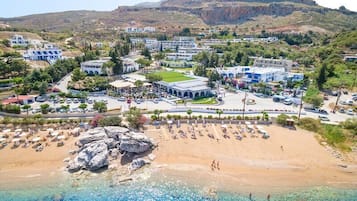 Playa privada, camastros, sombrillas y toallas de playa