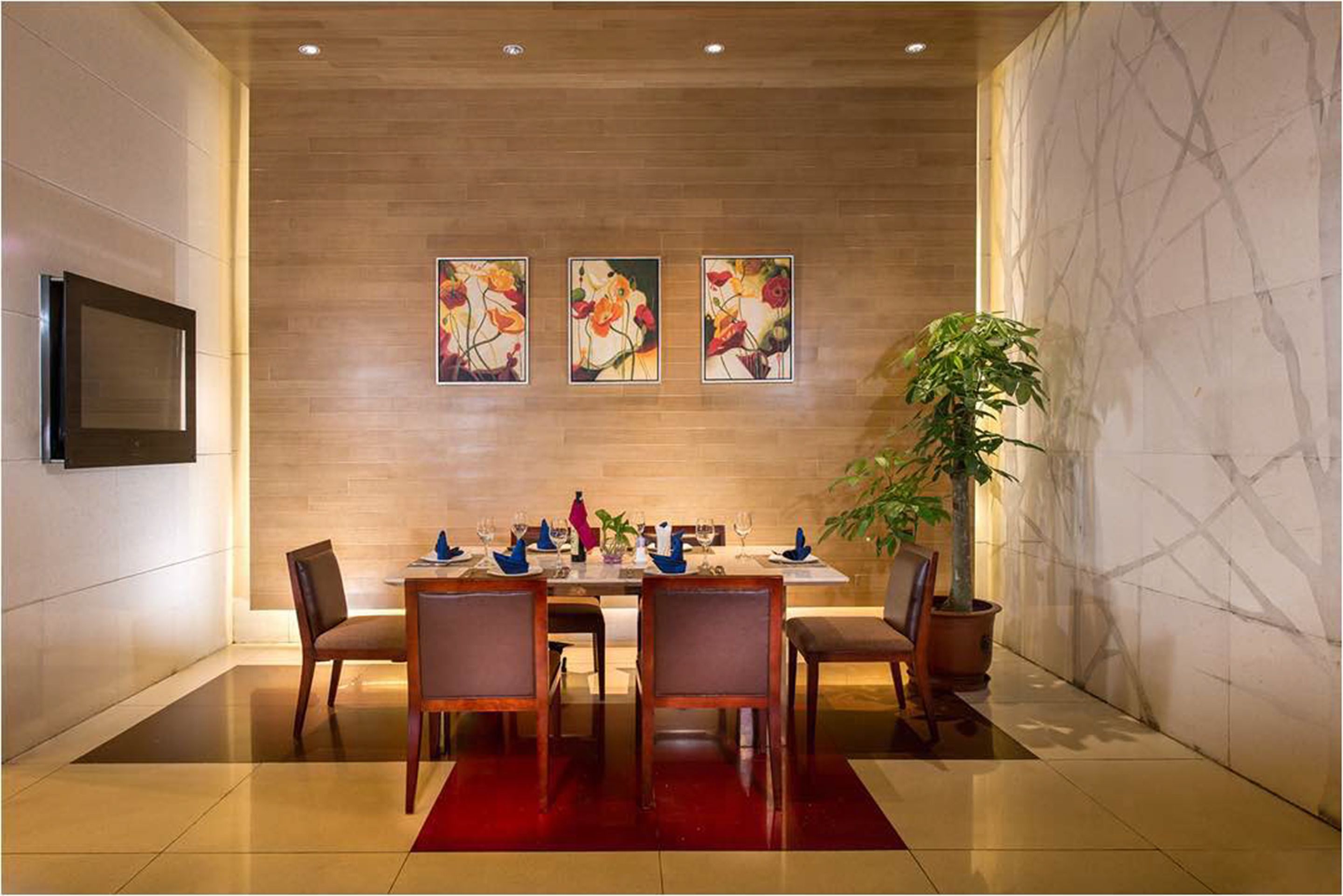 3 restaurants, breakfast, lunch, dinner served; chinese cuisine