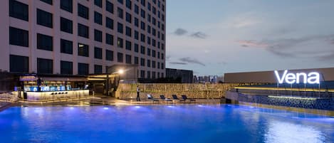 Una piscina al aire libre