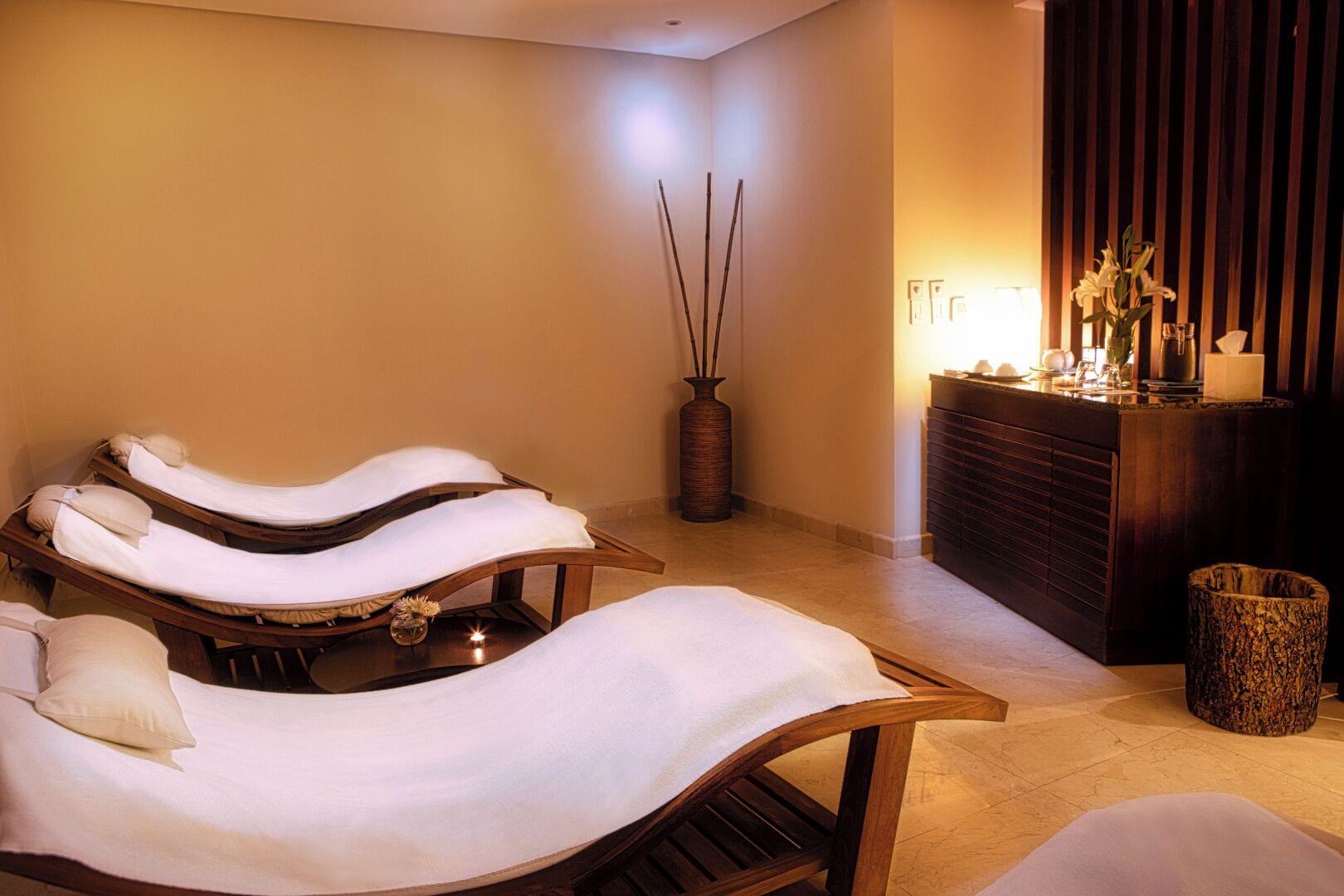 Couples treatment rooms, sauna, hot tub, steam room, aromatherapy