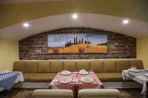 4 restaurants, breakfast, lunch, dinner served; Mexican cuisine