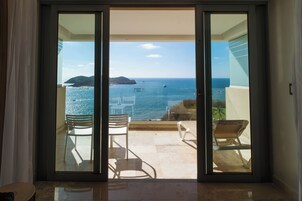 Luxury Suite, 2 Double Beds | 1 bedroom, minibar, in-room safe, desk