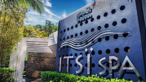 L’entrée d’un spa, avec une grande enseigne sur laquelle on peut lire « ITSISPA » et un motif décoratif en forme de vague.