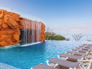3 piscines extérieures, parasols