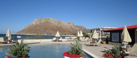 Außenpool (je nach Saison geöffnet), Sonnenschirme, Liegestühle