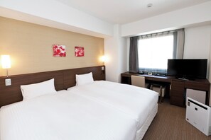 Cubrecamas, escritorio, cortinas blackout y wifi gratis