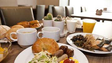 Päivittäinen buffetaamiainen (1300 JPY per henkilö)